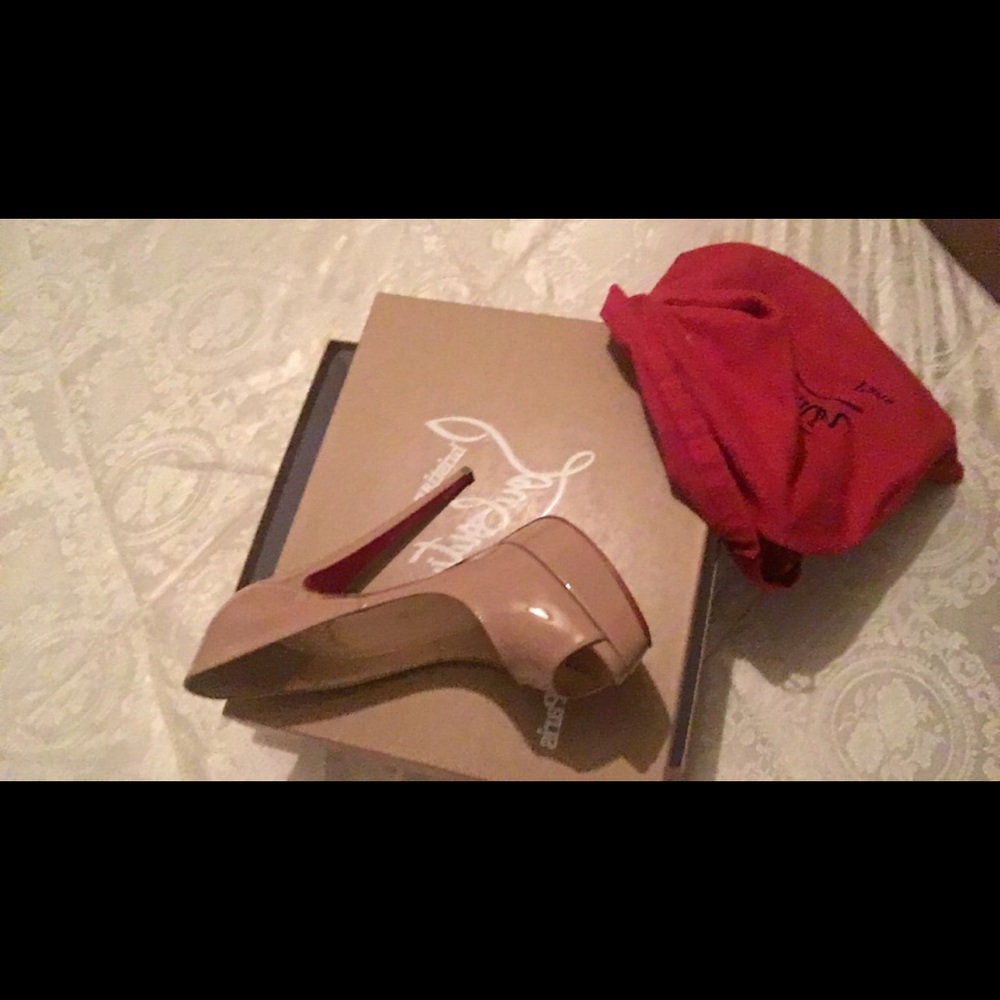 New Very Prive Patent Red Sole Pump